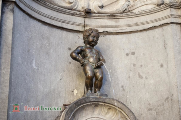 Bức tượng “Cậu bé đứng tè” Manneken Pis - Brussels - Bỉ