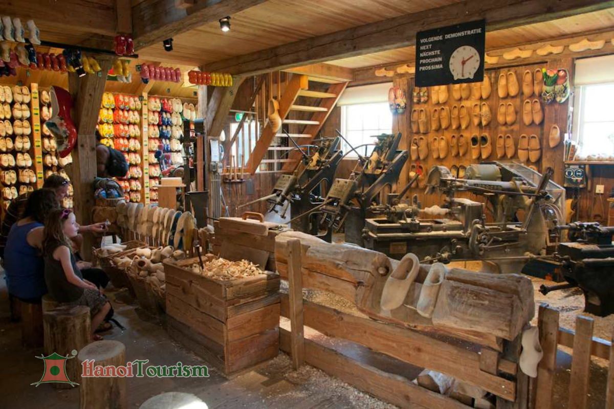 Xưởng gia công guốc gỗ Clog museum & workshop - Zaanse Schans - Hà Lan