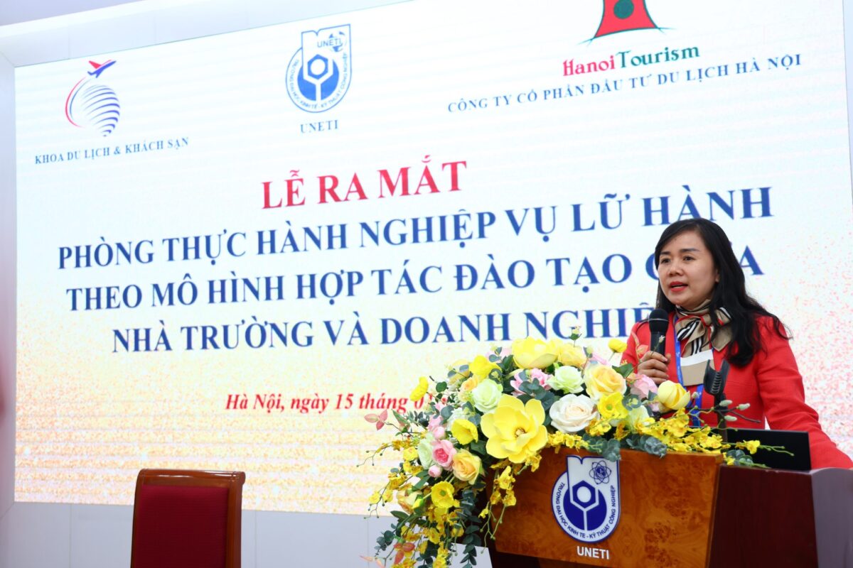 PGS.TS Phạm Thị Thu Hoài – Bí thư Đảng Ủy, Chủ tịch hội đồng Trường phát biểu tại buổi lễ.