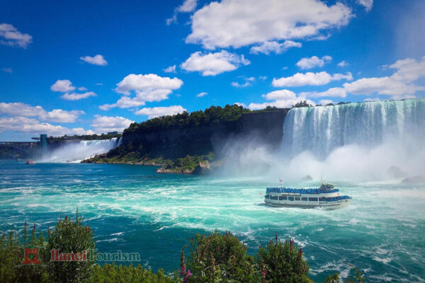 Du thuyền Maid of the Mist (Niagara Falls, Canada).