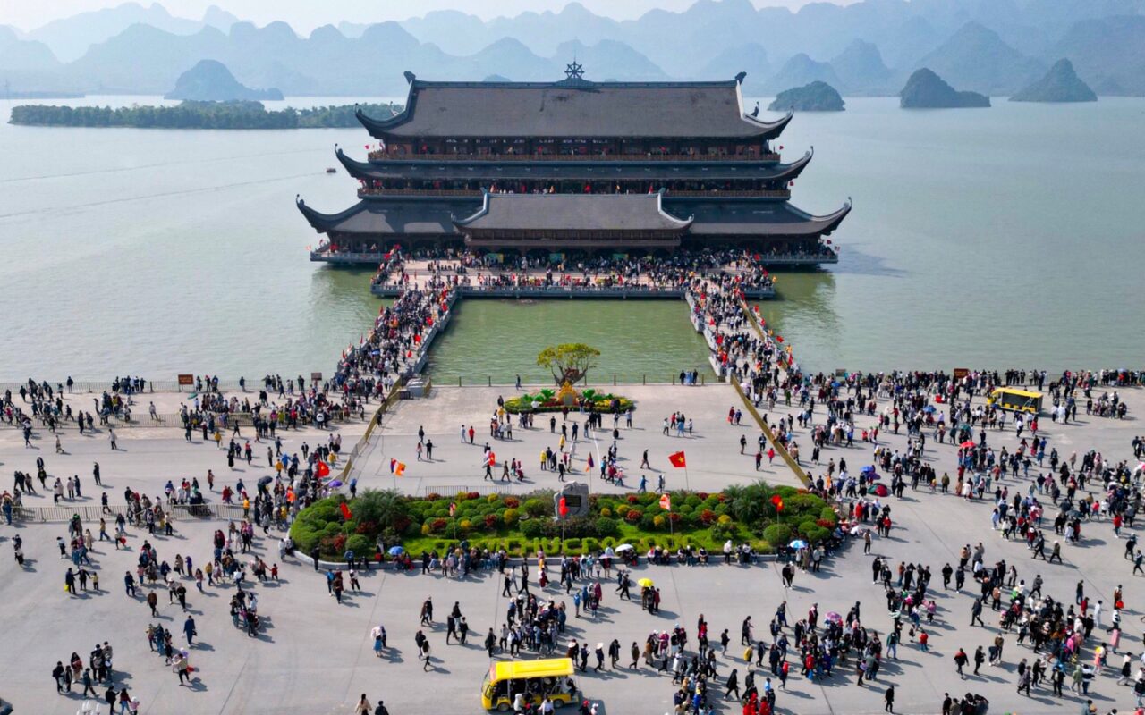 Chùa Tam Chúc miễn phí vé xe và suất ăn