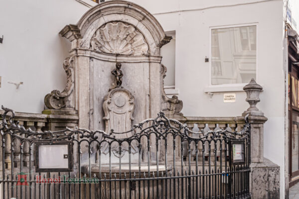 Bức tượng “Cậu bé đứng tè” Manneken Pis