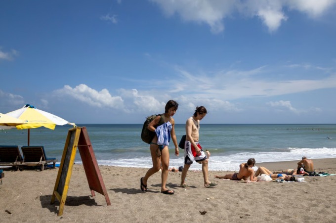 Du khách trên bãi biển Bali