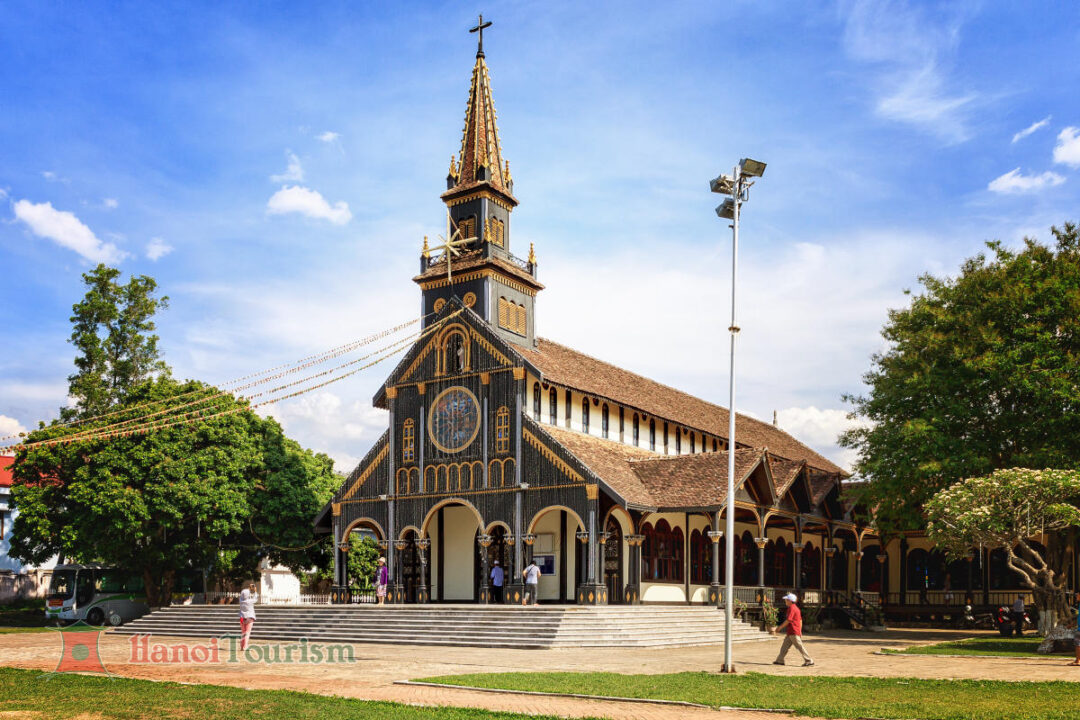 Nhà Thờ Gỗ Kon Tum - (Kon Tum) - VN