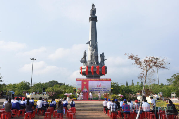 Tượng đài Chiến Thắng Măng Đen - (Kon Tum) - VN