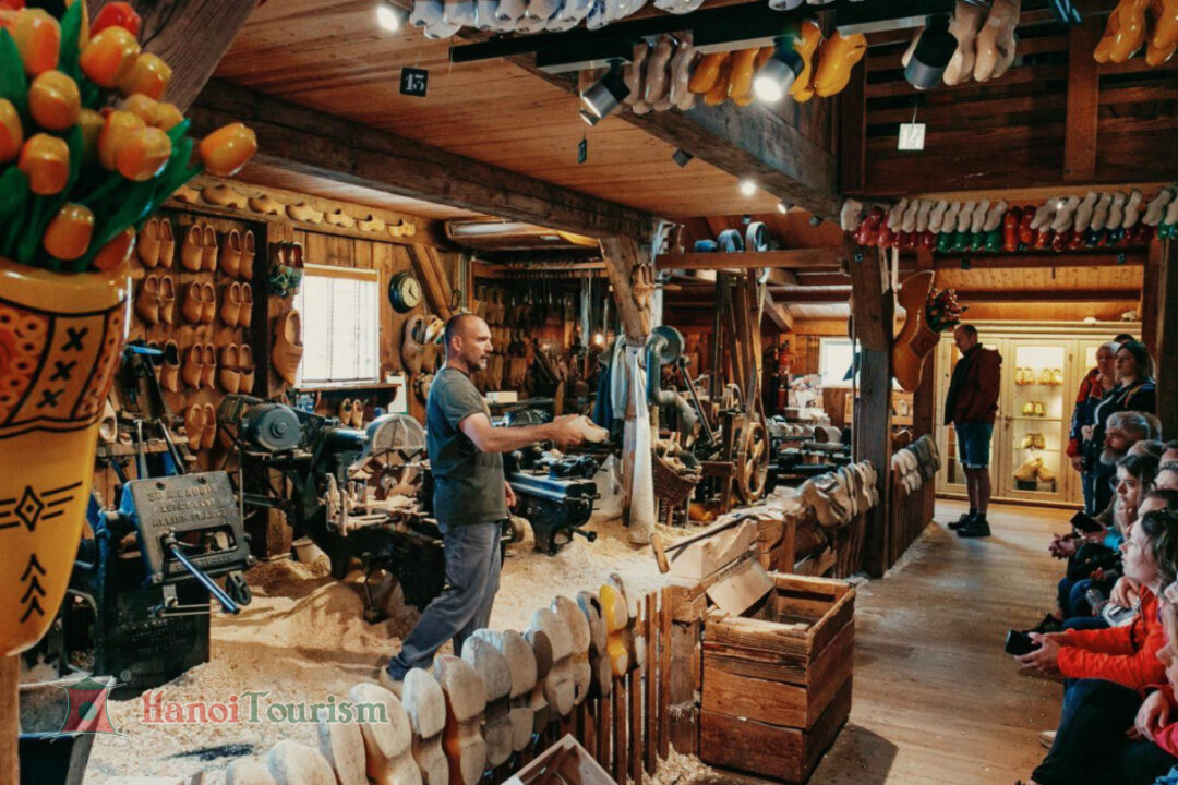 Xưởng gia công guốc gỗ Clog museum & workshop