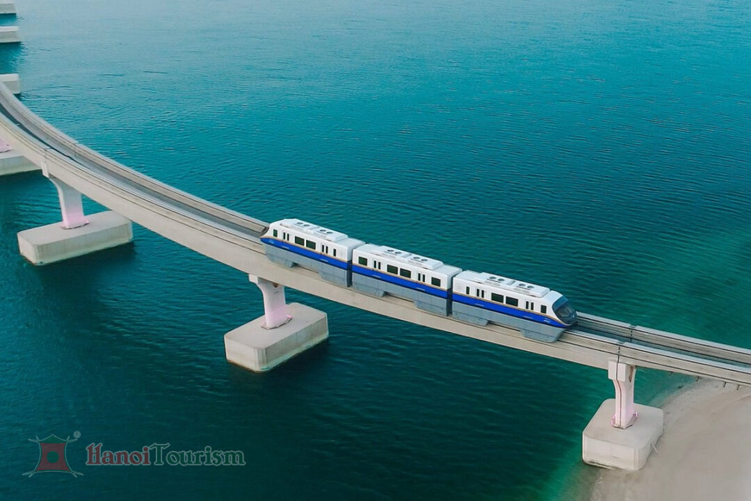 Tàu không người lái Monorail thăm quan khu Palm Jumeirah - Dubai