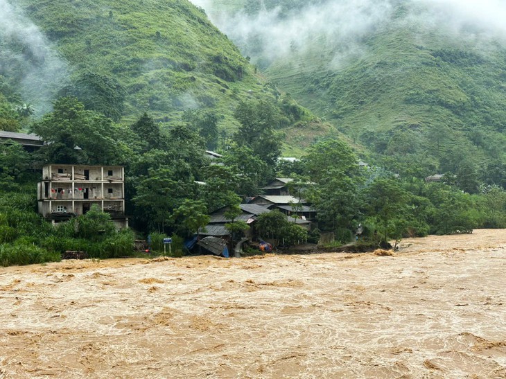 Nước lũ trên sông Nho Quế