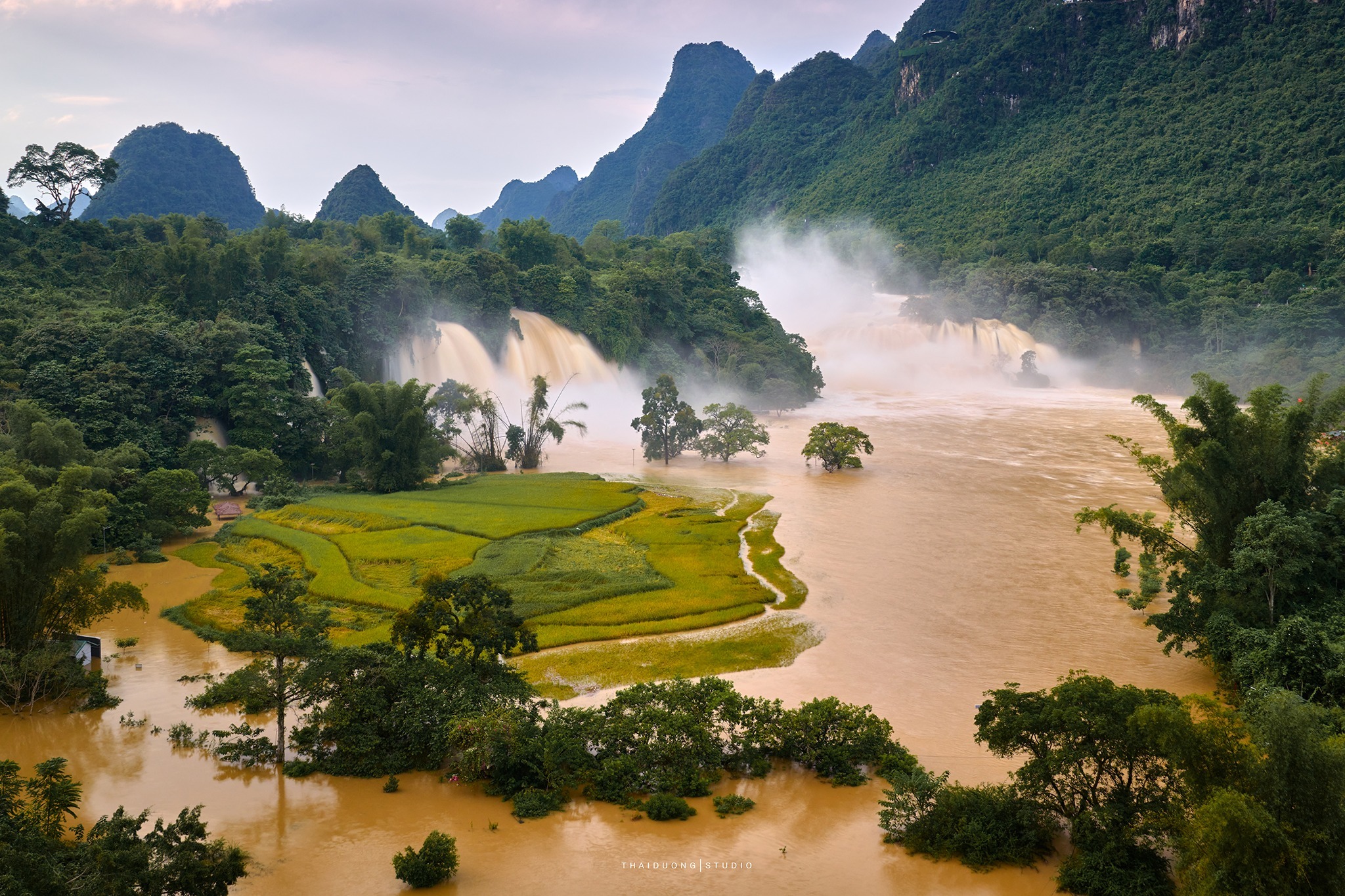 Thác Bản Giốc mùa lũ 2