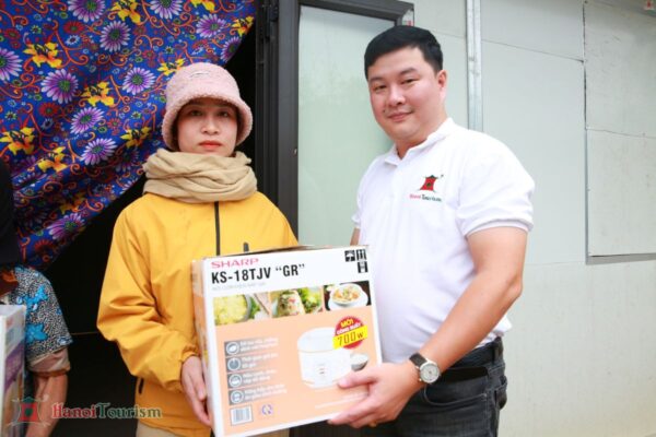 Trao quà cho bà con vùng lũ