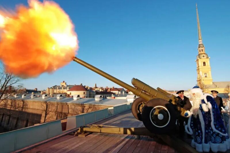 Lễ bắn pháo lúc 12h trưa trên pháo đài Petro Pavlov - S. Peterburg - Nga