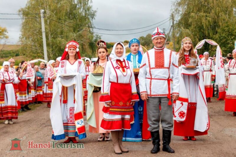 Trải nghiệm mặc trang phục truyền thống Nga